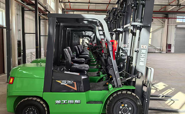 白银叉车操作安全规范：避免事故的10个实用建议