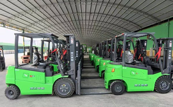 工业搬运的革新之作:龙工白银叉车技术实践与价值解析 工业搬运的革新之作:龙工白银叉车技术实践与价值解析